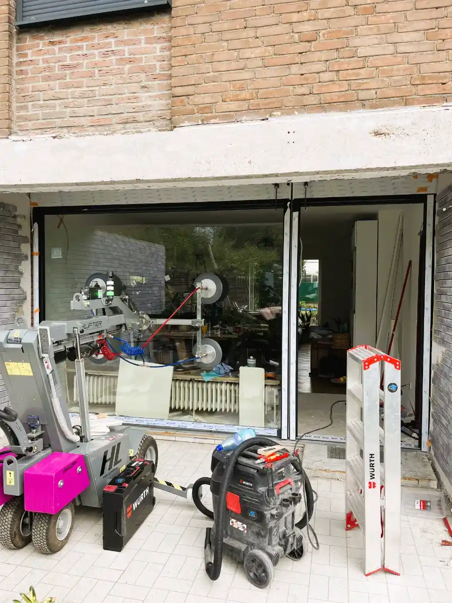 Professionelle Fenstermontage via Sauglift – Fenstereinbau Meisterbetrieb Neuss