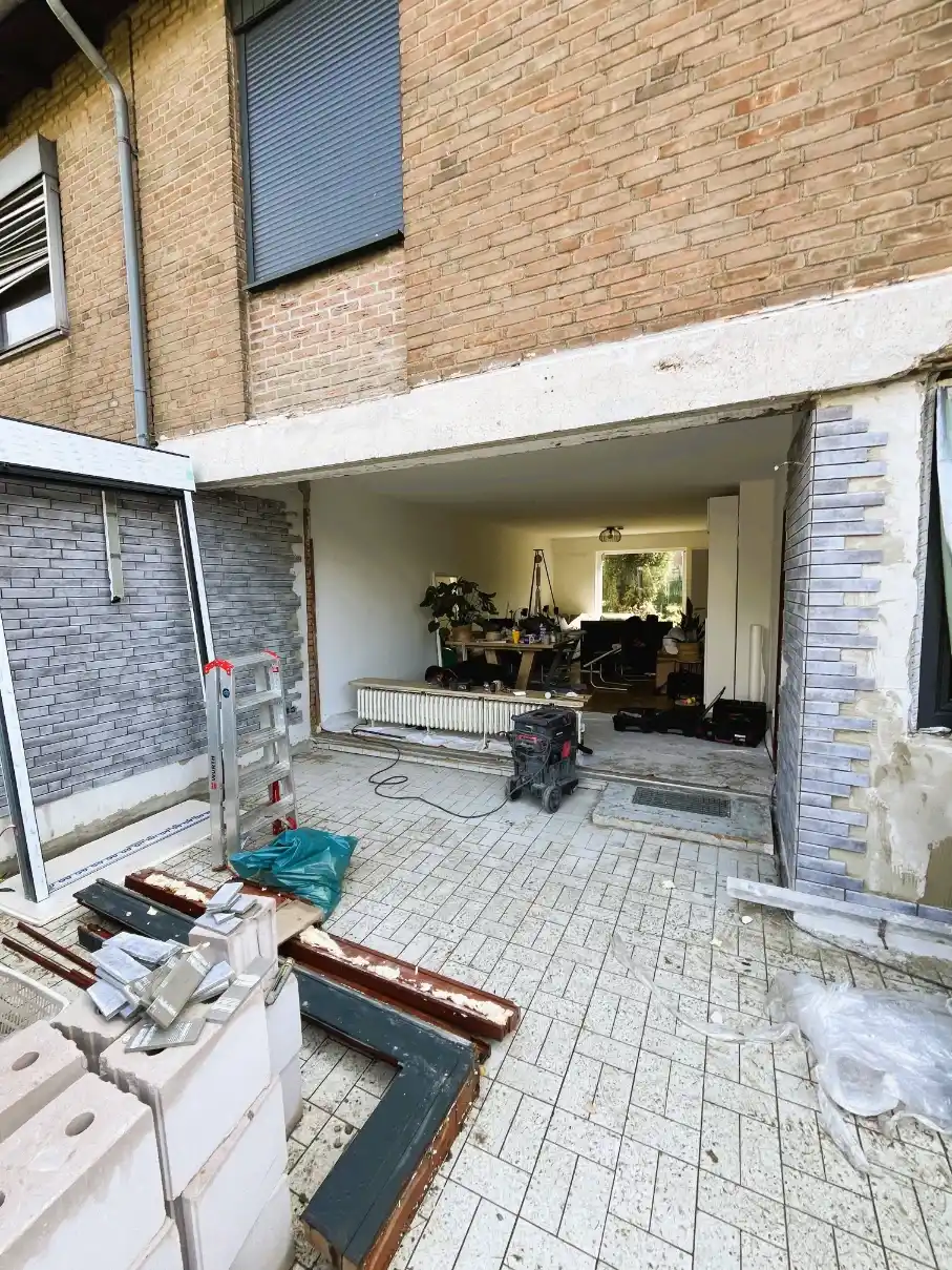 Vorbereiteter Arbeitsplatz nach Ausbau alter Fenster – Meisterbetrieb Neuss