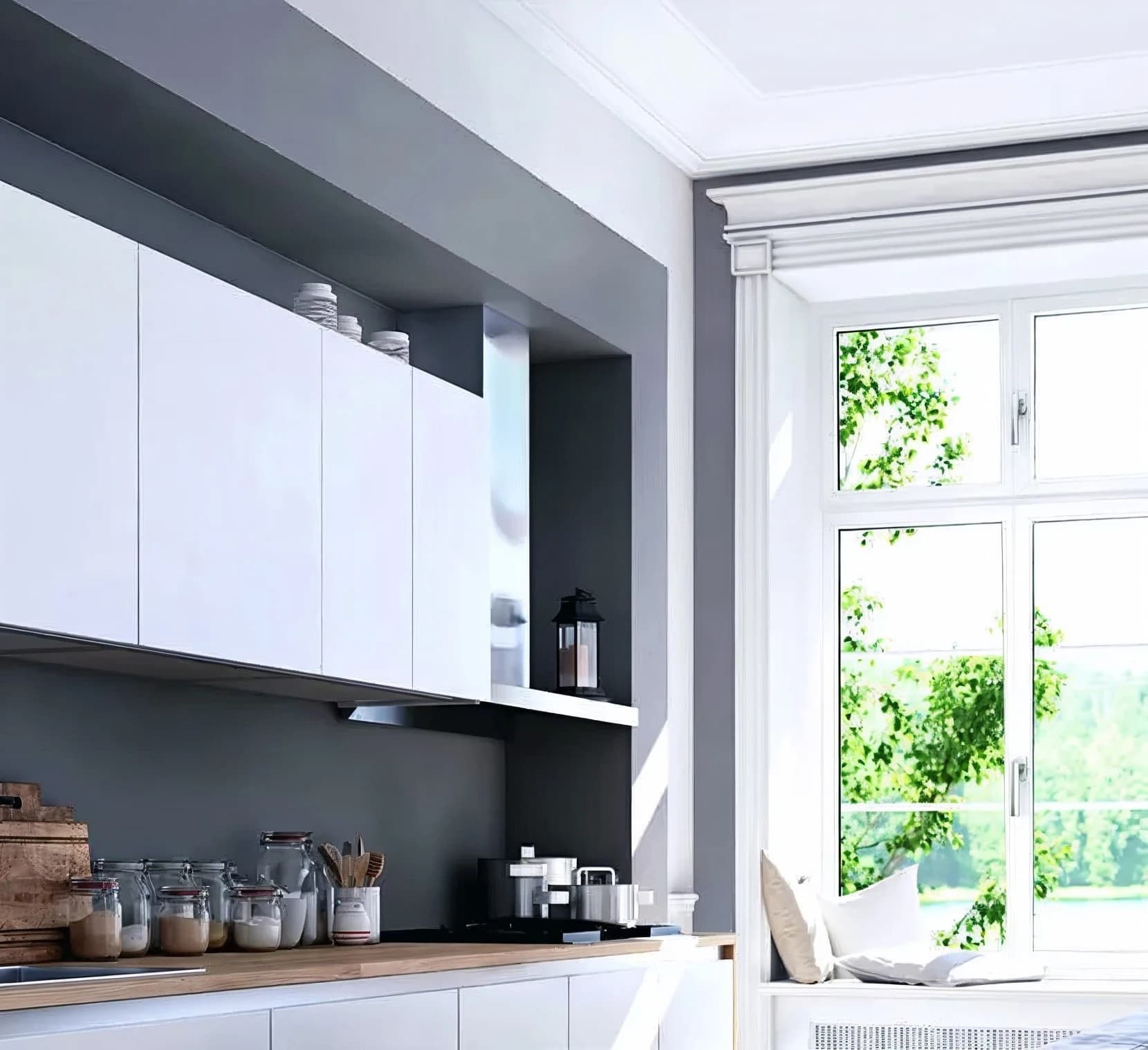 Helle Küche mit großem Fenster