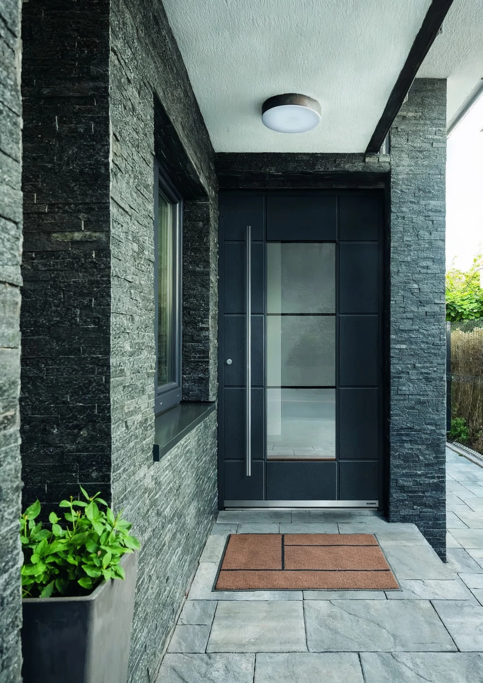 Detailansicht eines Fingerscanners an einer Haustür