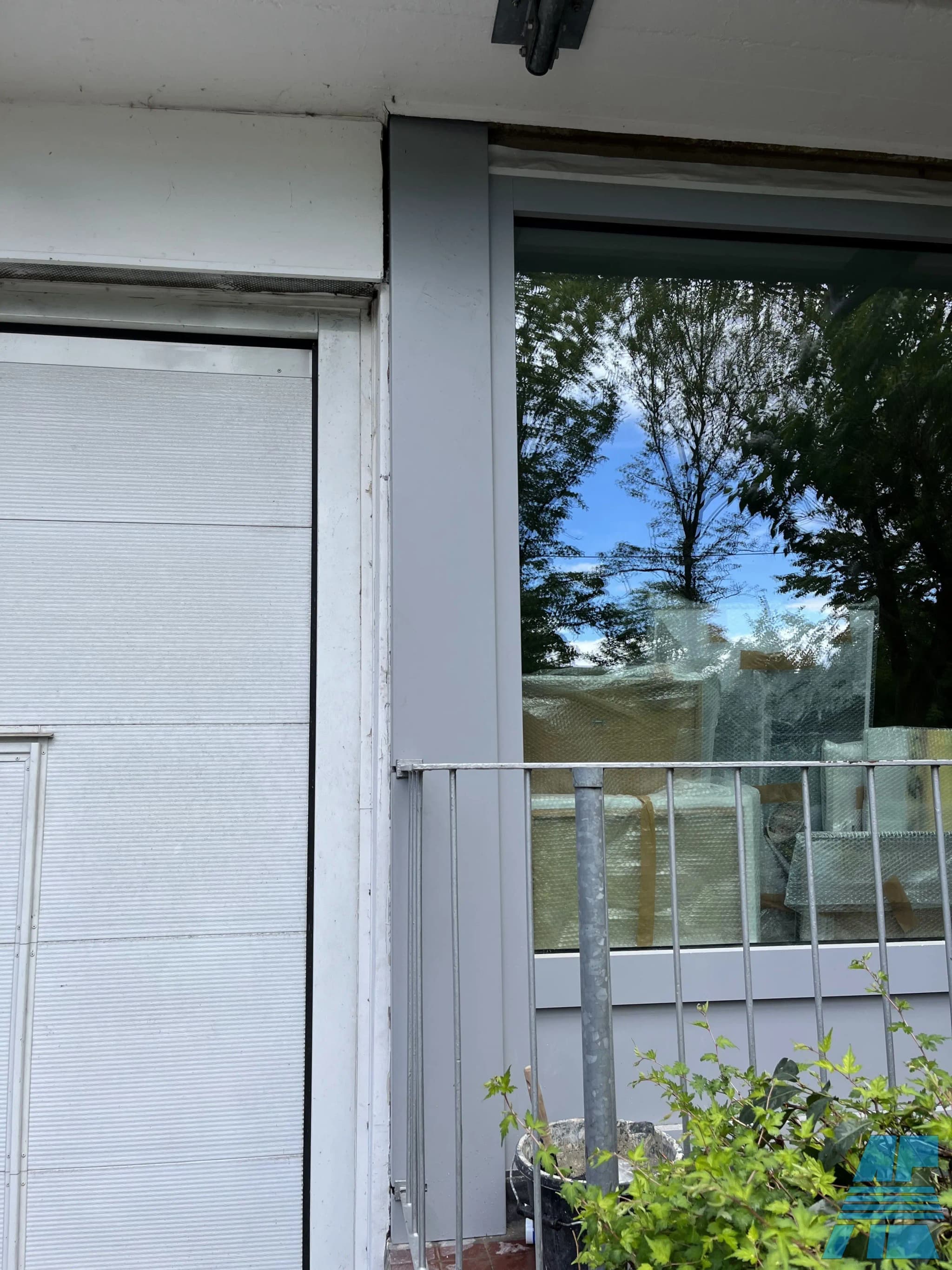 Professionelle Montage eines Fensterrahmens